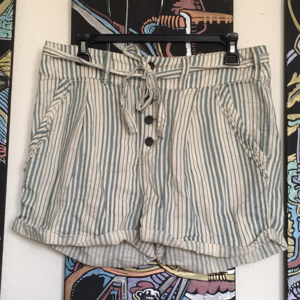 High Rise Lightweight Shorts - Picture 3 of 6